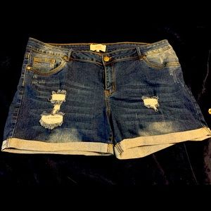 Sz 22 distressed denim shorts